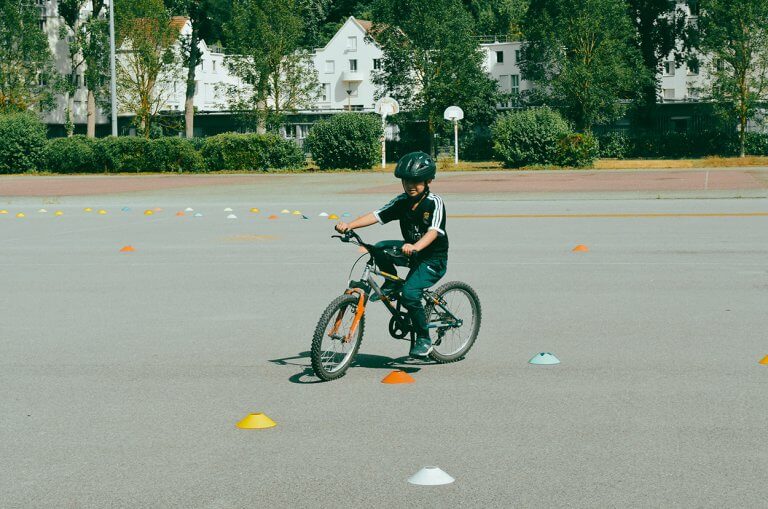 enfant sur son vélo sur un parcours sécurisé