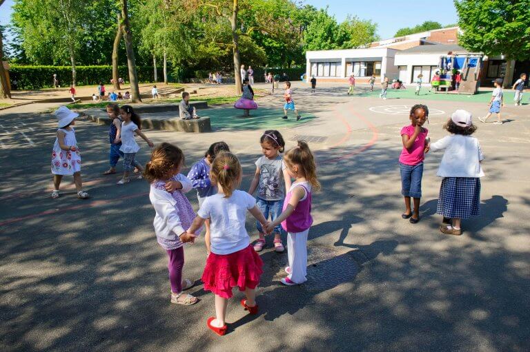 Enfants dans cours d'école