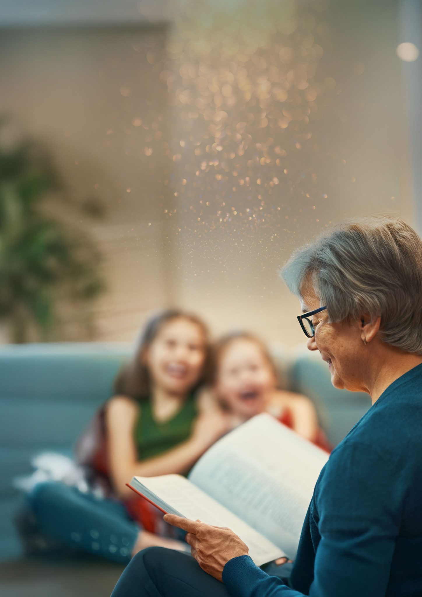 Seniors faisant la lecture à deux fillettes