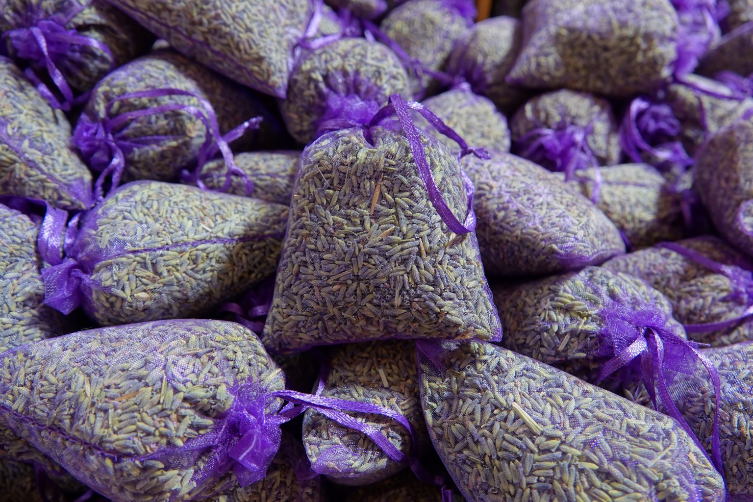 Des sachets de fleurs séchées de lavande